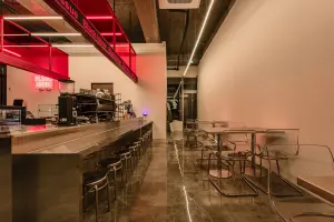 레드 네온이 빛나는 인더스트리얼 카페 BLACK ISSUE